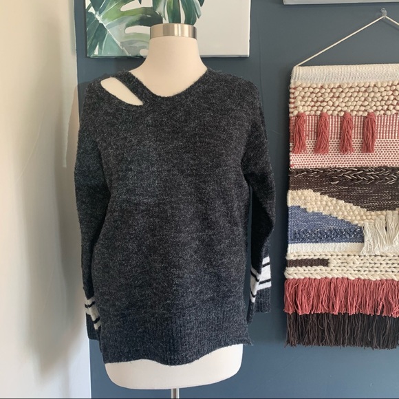 - REVOLVE Heartloom slit neck Varsity‎ Pullover. S - Picture 2 of 11